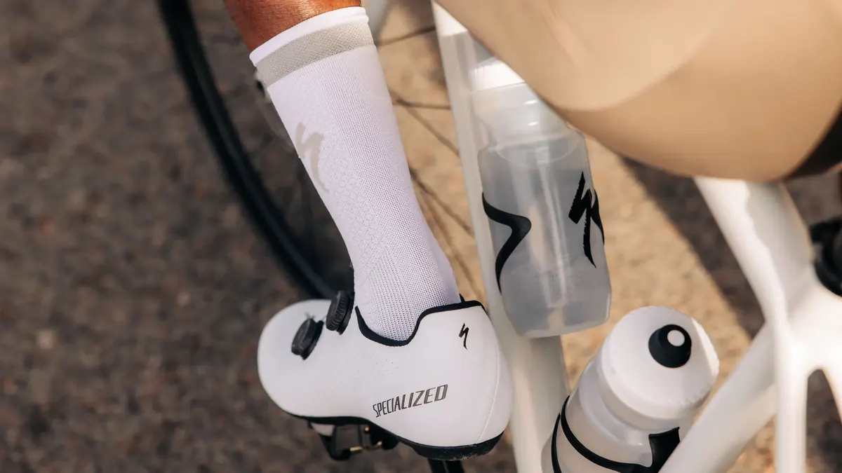 Specialized-Schuh am Pedal, Nahaufnahme mit Trinkflaschen